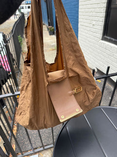 Kundin mit ihrer Veylla Carryall